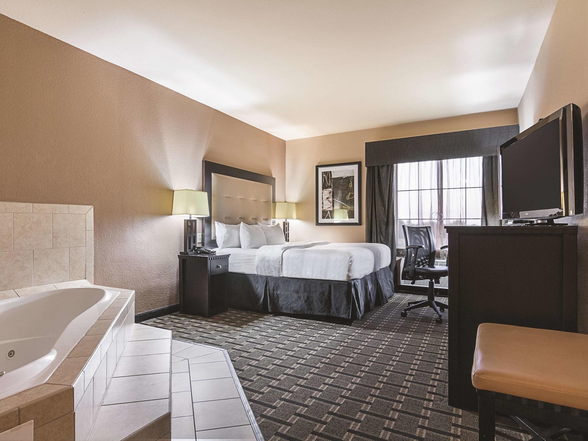 La Quinta By Wyndham Mt. Pleasant Hotel