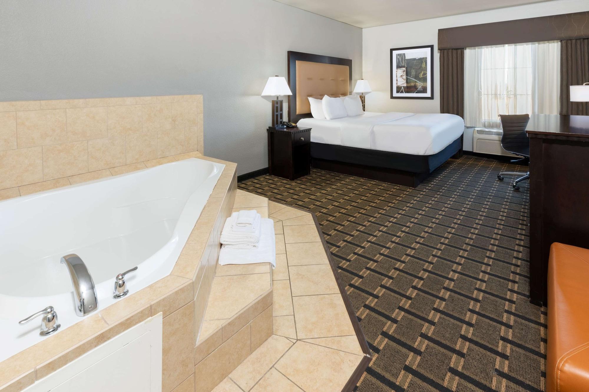 La Quinta By Wyndham Mt. Pleasant Hotel 3*